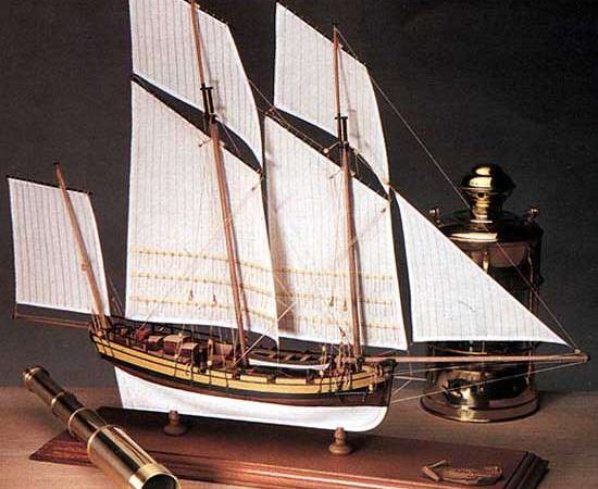 amatti 1441 Le Coureur French Lugger 1776 En diciembre de 1772 el Ministério de la Marina en Brest decidió adoptar las barcazas. Este tipo de barcos también eran utilizados por un considerable número de corsarios al ser muy apreciados por su maniobrabilidad y velocidad. Uno de los combates más famosos fue el del Le Coureur y el Cutter Inglés Alert en agosto de 1778.