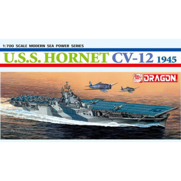 dragon 7085 USS Hornet CV-12 1945 1/700 Kit en plástico para montar y pintar. Incluye piezas en fotograbado. Permite la opción de exponerlo con el casco completo o por la linea de flotación.