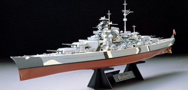 tamiya 78013 German Battleship Bismarck escala 1/350 Kit en plástico para montar y pintar. Maqueta de casco completo, incluye pedestal.