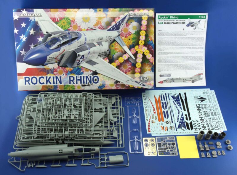 eduard 1143 Rockin Rhino F-4J Phantom Kit en plástico para montar y pintar. -Incluye piezas en fotograbado. -Asientos ejectables, ruedas y toberas en resina. -Mascarillas para la cúpula transparente. Opción de 5 vistosas decoraciones de los años 70.