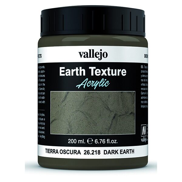 av26218 Tierra Oscura Dark Earth Tierra Oscura. Tiene un matiz oscuro propio de zonas húmedas y de consistencia espesa y densa, apropiado para reproducir texturas de tierra sobre bases de dioramas o viñetas. Presentación en bote de 200 ml.