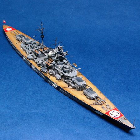 trumpeter 05711 Germany Bismarck Battleship 1941 1/700 Representa la versión del acorazado Alemán Bismarck en mayo 1941. Kit en plástico parea montar y pintar. Se puede montar con el casco completo o por la linea de flotación -Water Line-