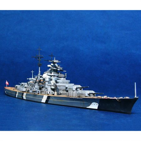 trumpeter 05711 Germany Bismarck Battleship 1941 1/700 Representa la versión del acorazado Alemán Bismarck en mayo 1941. Kit en plástico parea montar y pintar. Se puede montar con el casco completo o por la linea de flotación -Water Line-