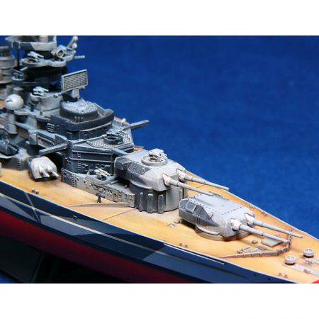 trumpeter 05712 Germany Tirpitz Battleship 1944 1/700 Representa la versión del acorazado Alemán Tirpitz en 1944. Kit en plástico parea montar y pintar.