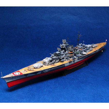 trumpeter 05712 Germany Tirpitz Battleship 1944 1/700 Representa la versión del acorazado Alemán Tirpitz en 1944. Kit en plástico parea montar y pintar.