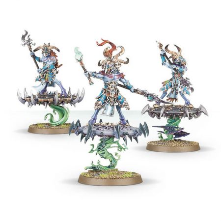 games workshop 83-74 Disciples of Tzeentch Tzaangor Enlightened Kit en plástico multicomponente para montar 3 Tzaangor Enlightened, armados con lanzas de Tzeentch, las miniaturas pueden ir a pie o montadas sobre discos de Tzeentch.