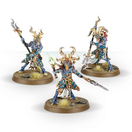 games workshop 83-74 Disciples of Tzeentch Tzaangor Enlightened Kit en plástico multicomponente para montar 3 Tzaangor Enlightened, armados con lanzas de Tzeentch, las miniaturas pueden ir a pie o montadas sobre discos de Tzeentch.