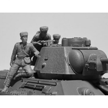 icm 35369 T-34/85 Tank with Soviet Tank Riders Kit en plástico para montar y pintar. Incluye 4 figuras de infantería soviética montada en el tanque. Hoja de calcas con 4 decoraciones.