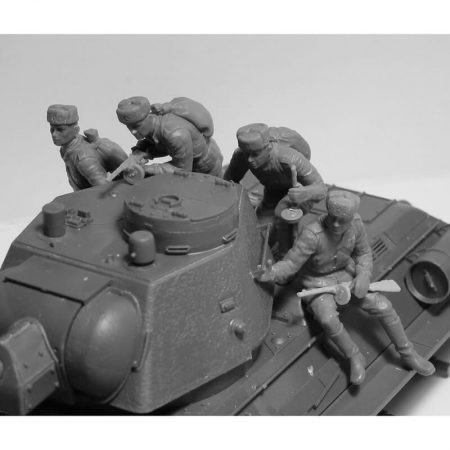 icm 35369 T-34/85 Tank with Soviet Tank Riders Kit en plástico para montar y pintar. Incluye 4 figuras de infantería soviética montada en el tanque. Hoja de calcas con 4 decoraciones.