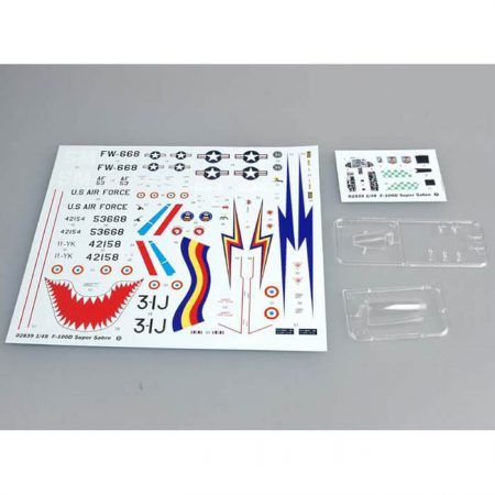 trumpeter 02839 North American F-100D Super Sabre 1/48 Kit en plástico para montar y pintar. Hoja de calcas con 4 decoraciones. Dimensiones 344 x 247 mm Piezas 168