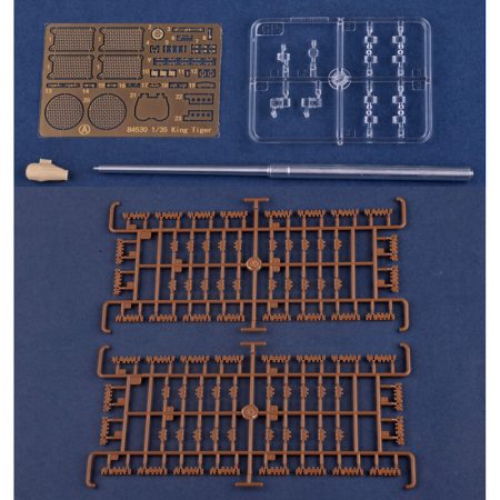 hobby boss 84533 Pz.Kpfw.VI Sd.Kfz.182 Tiger II Henschel July 1945 Production Kit en plástico para montar y pintar.  Incluye fotograbados, cañón torneado en metal y cadenas por eslabones individuales.