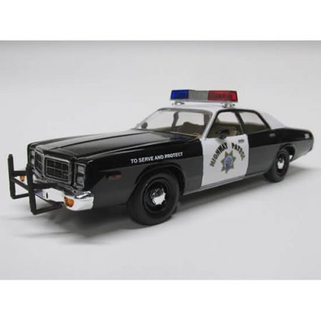 mpc 922 1978 Dodge Monaco California Highway Patrol 1/25 Kit en plástico para montar y pintar. Incluye equipo autentico de coche de policía: radios, armamento, luces y barras.