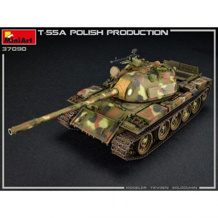 miniart 37090 T-55A Polish Production 1/35 Kit en plástico para montar y pintar. Incluye piezas en fotograbado y cadenas por eslabones individuales.