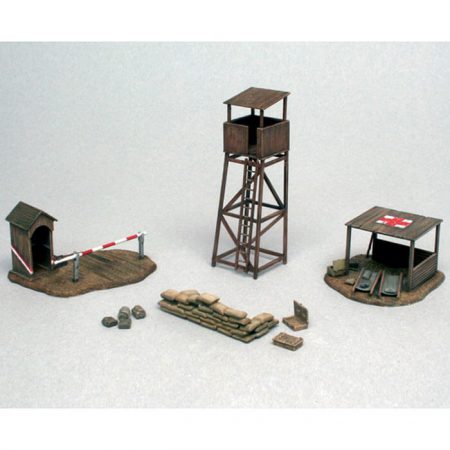 italeri 6130 Battlefield Buildings 1/72 Kit en plástico para montar y pintar. El set esta compuesto por una torre de observación, garita con barrera, puesto de primeros auxilios y sacos terreros.