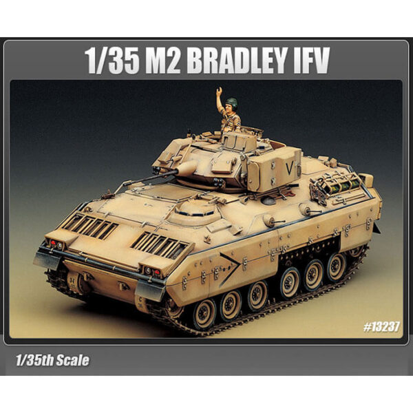 academy 13237 M2 Bradley 1/35 US Army Infantry Fighting Vehicle Kit en plástico para montar y pintar. Incluye interior detallado y 1 figura.