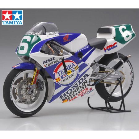 tamiya 14110 AJINOMOTO Honda NSR 250 ´90 Edición Limitada Kit en plástico para montar y pintar. El carenado se puede desmontar para apreciar el motor detallado. Calcas para el campeonato del mundo del año 1990. Longitud: 163 mm, ancho: 50 mm.