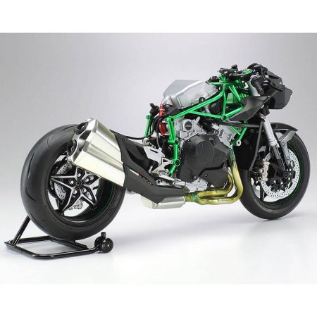 tamiya 14136 Kawasaki Ninja H2 Carbon 1/12 Kit en plástico para montar y pintar. El carenado se puede desmontar para apreciar el chasis y motor detallados.