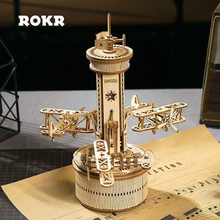 robotime rokr AMK41 Torre de control y aviones Caja de música ROKR Kit en madera para montar esta torre de control con 3 biplanos de 255 piezas. Montaje sin pegamento, únicamente ensamblando sus piezas.