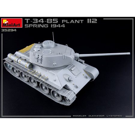 miniart 35294 T-34/85 Plant 112. Spring 1944. Interior Kit 1/35 Military Miniatures Series Kit en plástico para montar y pintar. Incluye piezas en fotograbado y cadenas por eslabones individuales. Interior de cámara de combate, torreta y motor completamente detallado.