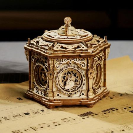 robotime rokr AMK52 Secret Garden Caja de música Kit en madera para montar esta preciosa caja de música con un compartimento secreto de 315 piezas. Su diseño esta inspirado en la arquitectura de las capillas del renacimiento.