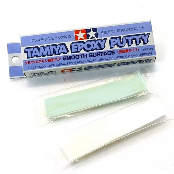 Tamiya Epoxy Putty (Smooth Surface) Compuesta por una masilla blanca y un endurecedor azul claro. Una masilla epoxi de calidad especialmente formulada para secar con un acabado excepcionalmente suave. Presentación en estuche con 2 barritas de resina epoxy.