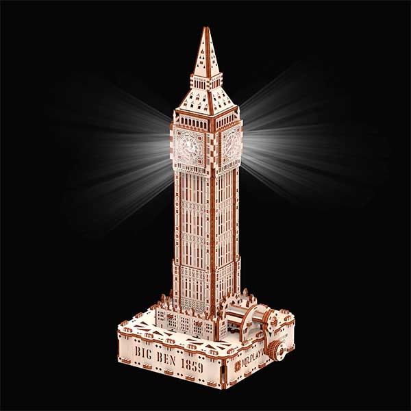 Mr. Playwood Big Ben (Eco - light) 610206 Kits de construcción en madera contrachapada de alta calidad con las piezas precortadas. Fácil montaje sin pegamento, un gran entretenimiento para toda la familia. Dinamo incluida en el kit para iluminarlo.