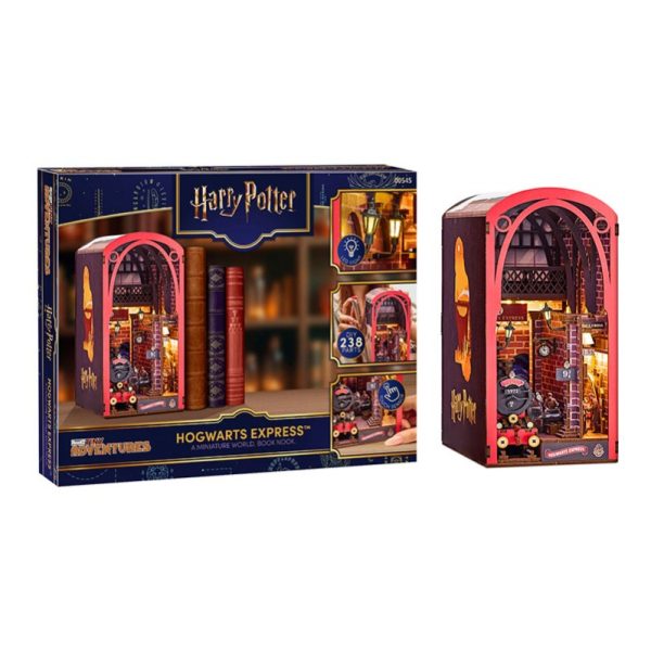 REVELL 00545 tiny adventurs Harry Potter Hogwarts Express Con los Book Nooks de Revell, fáciles de montar, podrás crear fascinantes mundos en miniatura que darán a tu hogar un ambiente encantador. 247 piezas de madera impresas y cortadas con láser de alta calidad, iluminación LED . Requiere cola para madera y 2 pilas 1.5V AAA no incluidas. A partir de 14 años.